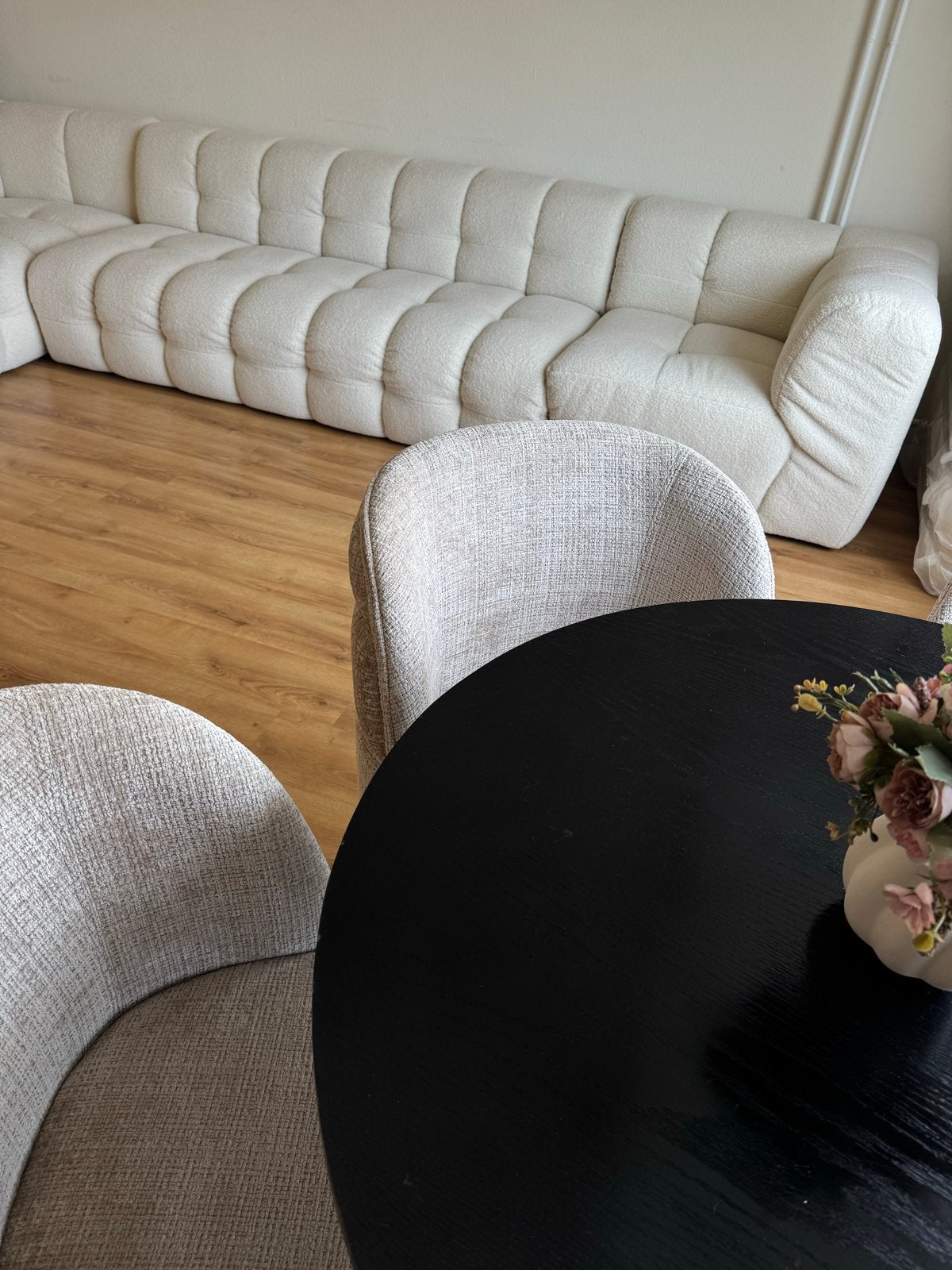 Moderne ronde eettafel met 4 stoelen, 100 tot 150 cm, Rond, Zo goed als nieuw, Vier personen