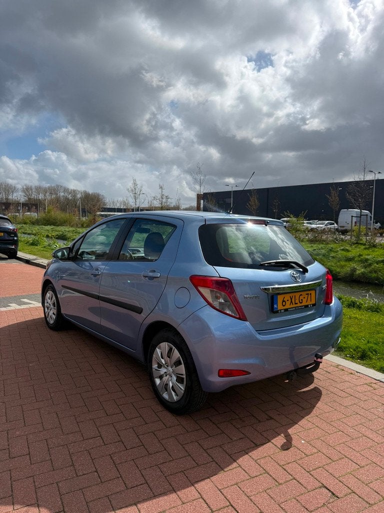 Toyota Yaris 1.3 VVT-i Aspiration automaat camera navi, Auto's, Euro 5, Stof, 4 cilinders, Blauw
