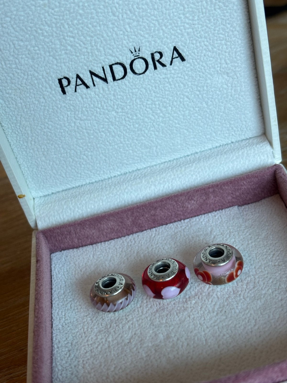 Pandora bedels roze met rood (per stuk), Sieraden, Tassen en Uiterlijk, Glas of Kristal, Pandora, Ophalen of Verzenden, Zo goed als nieuw