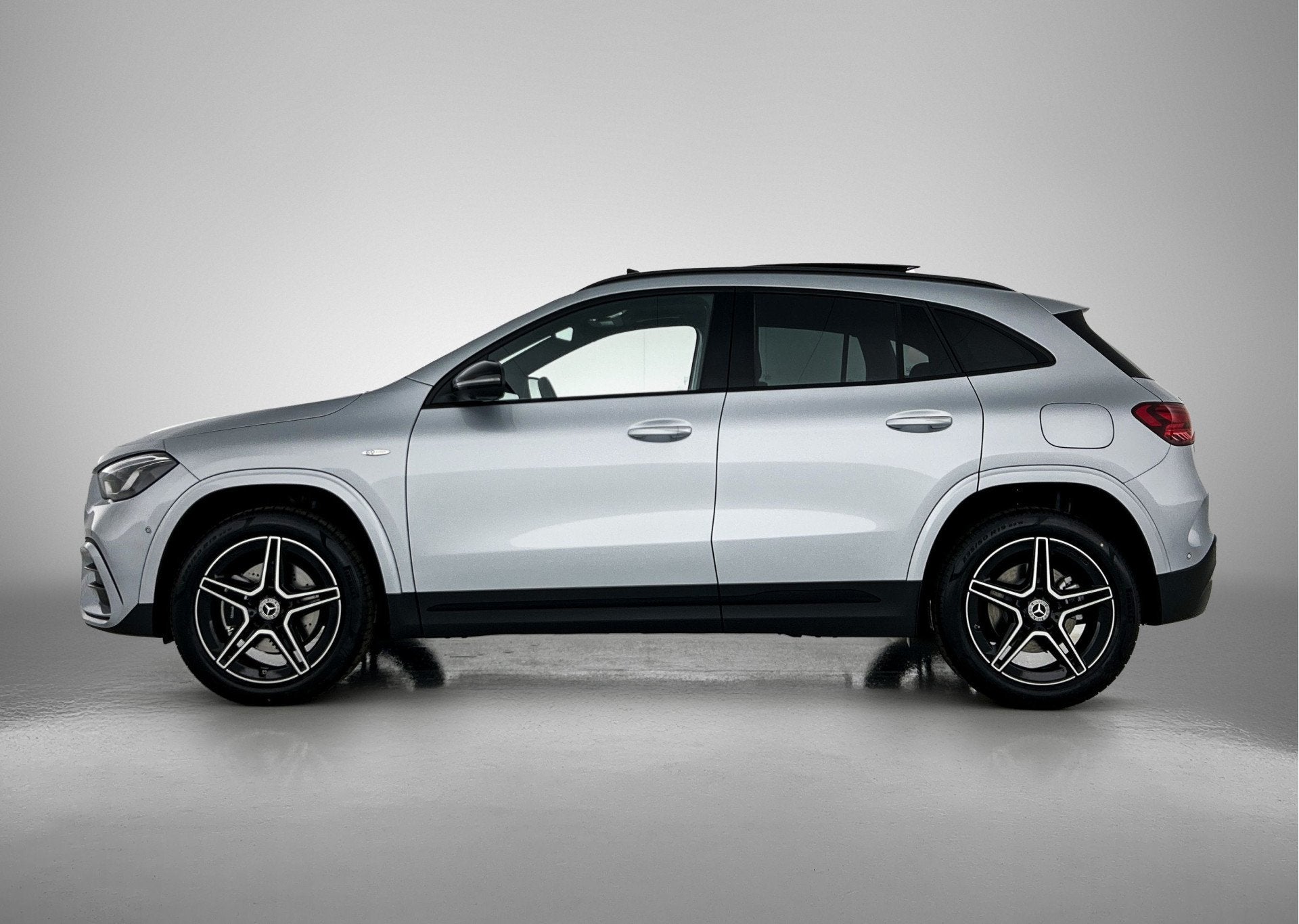 Mercedes-Benz GLA 250 e Business Solution AMG | Nightpakket, 12 maanden, 1800 kg, 4 cilinders, 15 kWh
