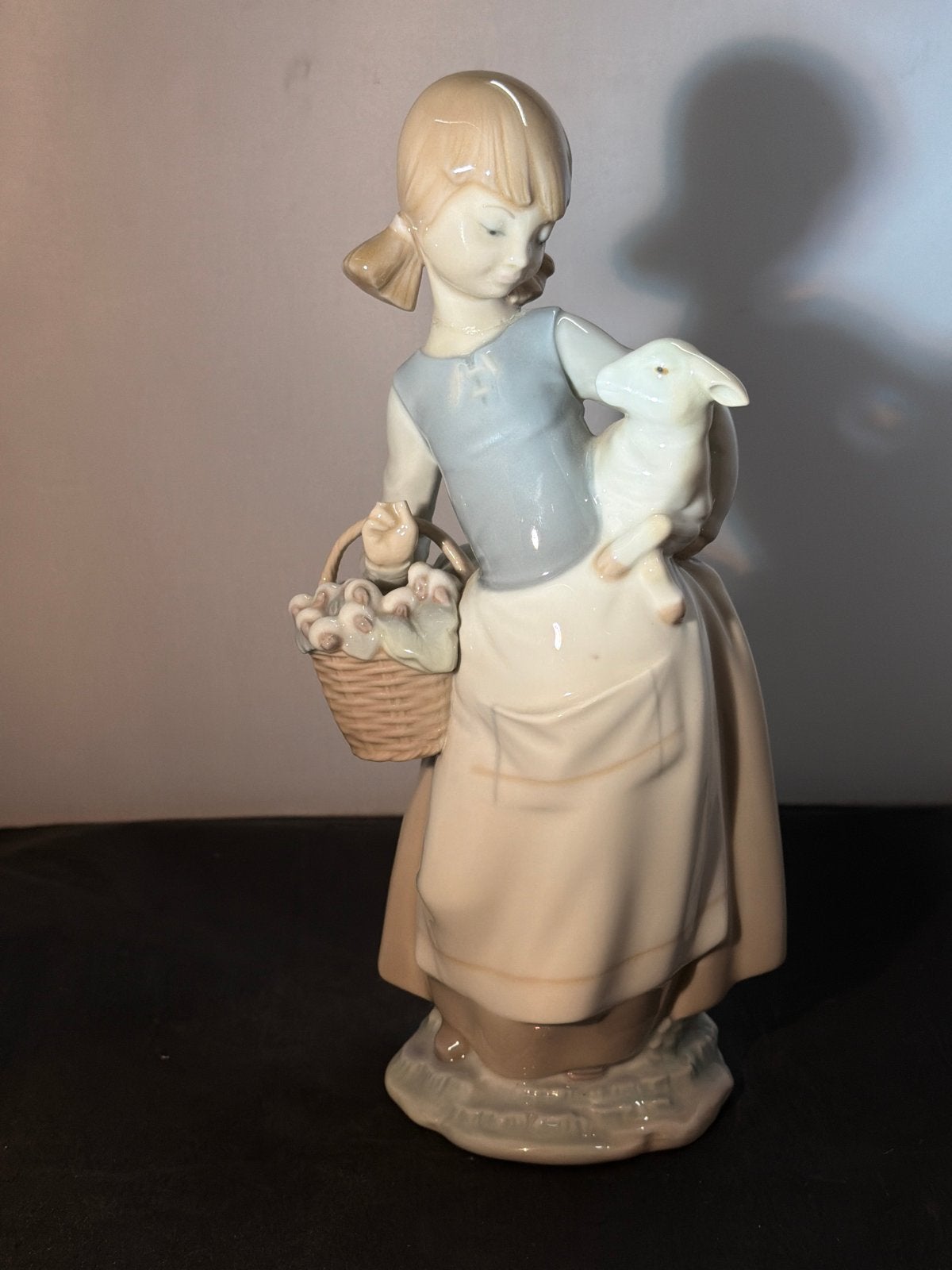 LLADRO beeldje meisje met lam en mandje, Ophalen of Verzenden