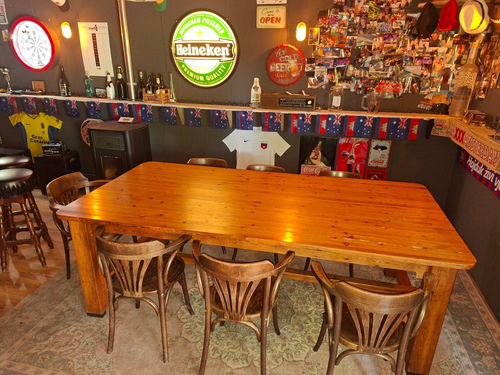 Robuuste café stamtafel met 7 vintage houten cafe stoelen., Huis en Inrichting, Tafels | Eettafels, Gebruikt, 200 cm of meer, Vijf personen of meer