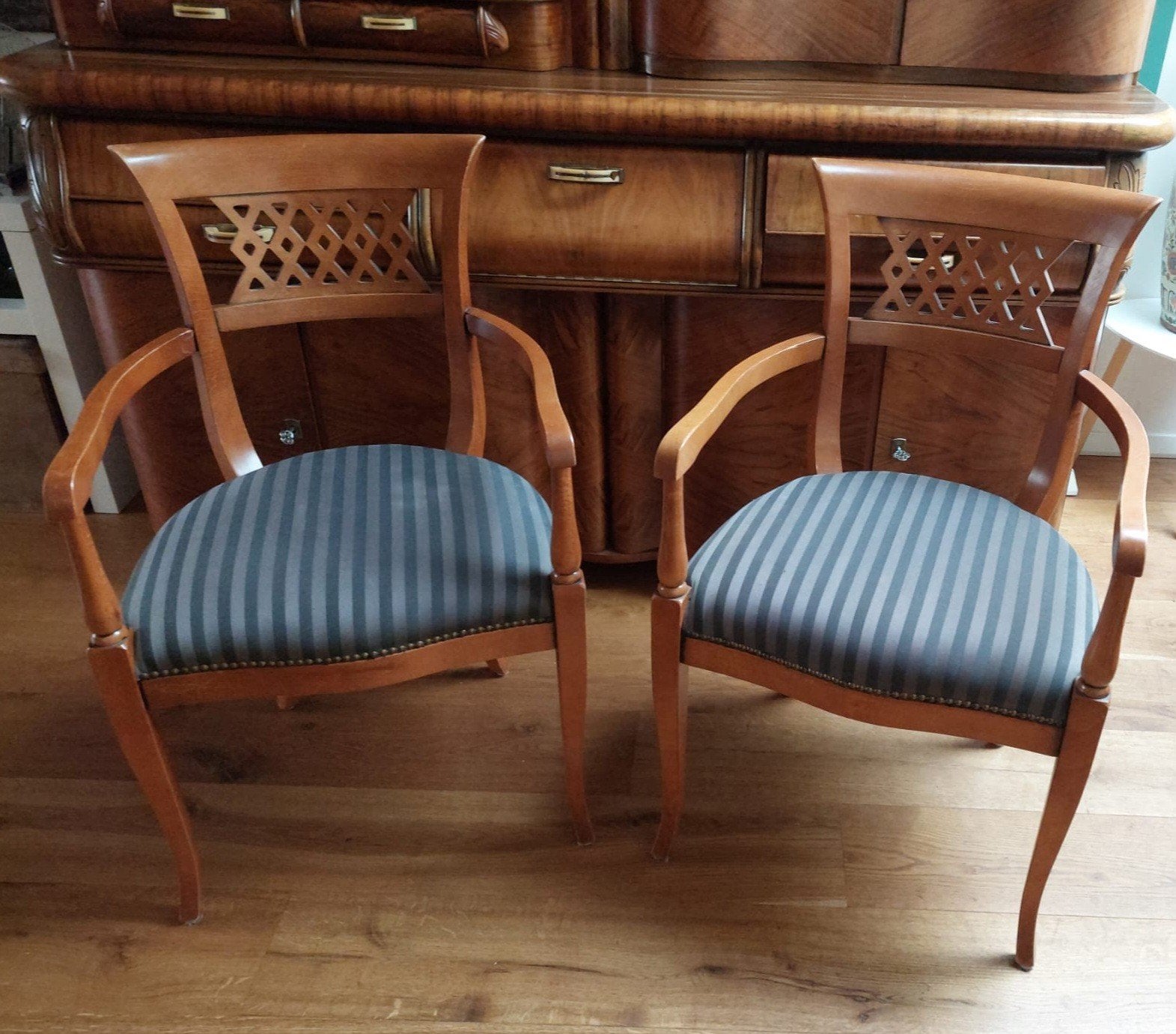 2 klassieke stoeltjes, Ophalen