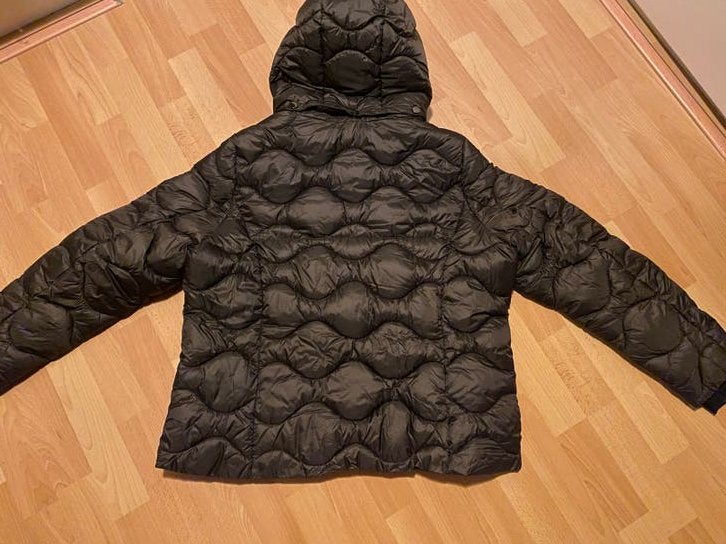 Zwarte gewatteerde jas met capuchon - Vive La Femme, Ophalen of Verzenden, Zo goed als nieuw, Maat 46/48 (XL) of groter, Zwart