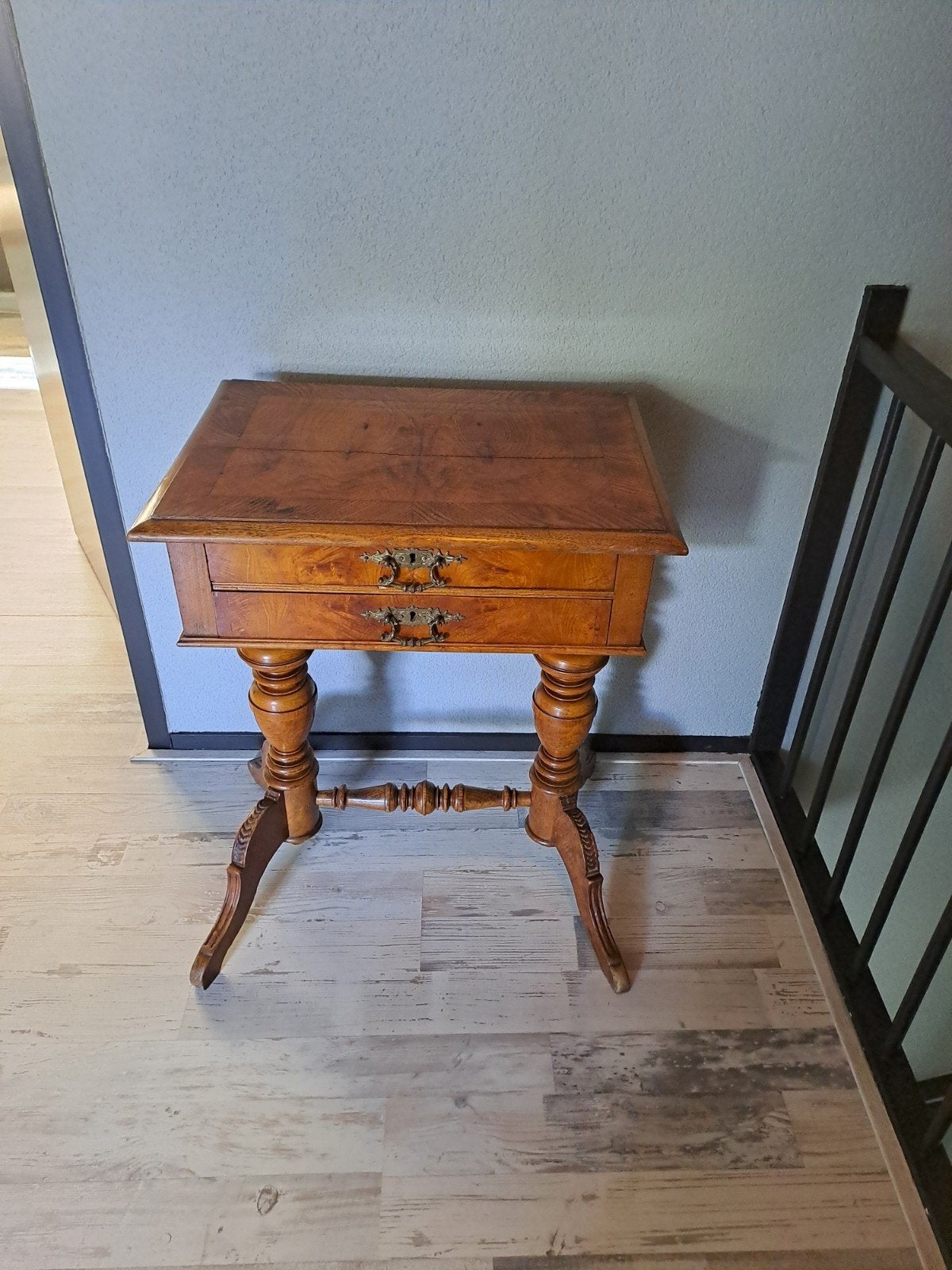 Antieke bijzettafel met lades - Notenhout, Ophalen of Verzenden