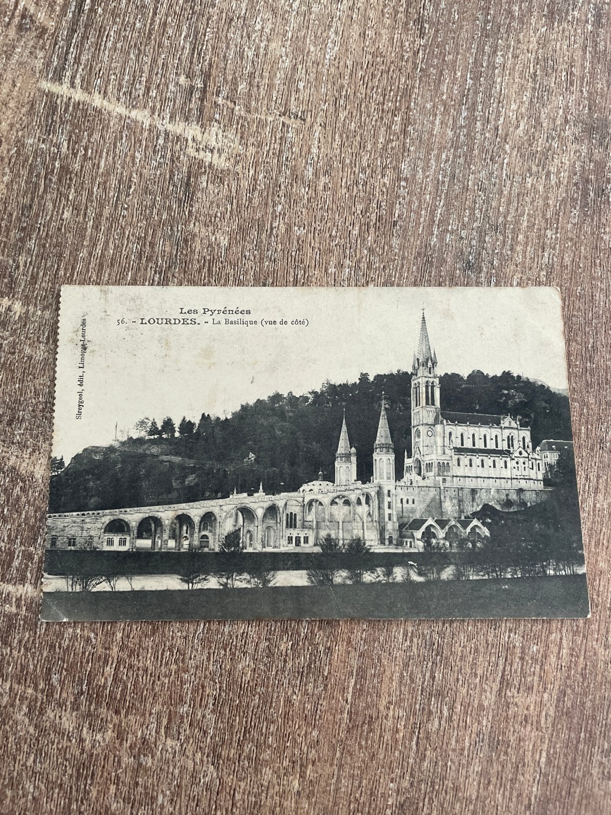 Oude Ansichtkaart Lourdes - De Basiliek (Vue de Côté), Ophalen of Verzenden, 1920 tot 1940, Gelopen, Gebouw