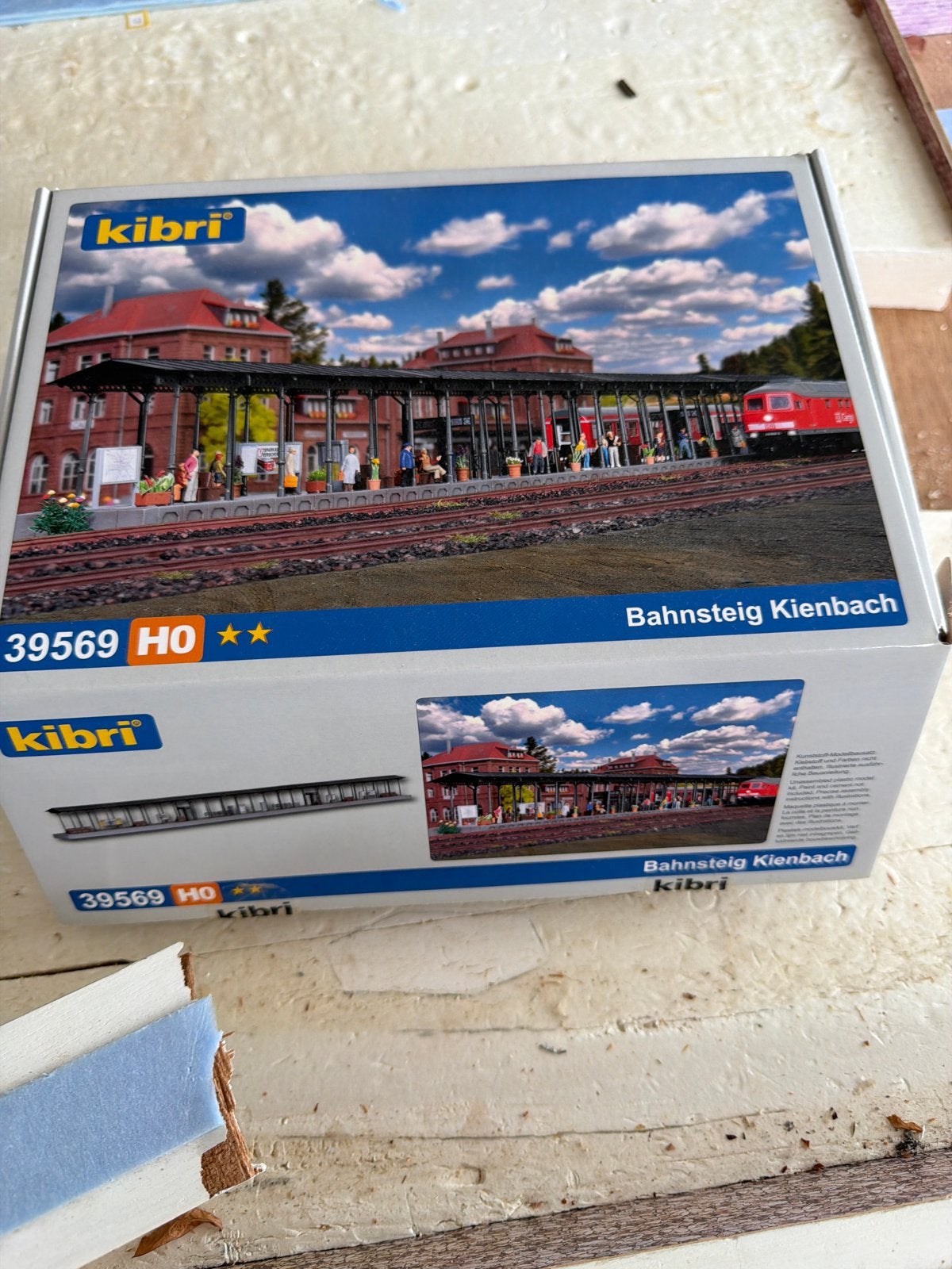 Kibri 39569 H0 Perron Kienbach - Keurig Gebouwd (73 cm), Hobby en Vrije tijd, Modeltreinen | H0, Gebruikt, Gelijkstroom of Wisselstroom