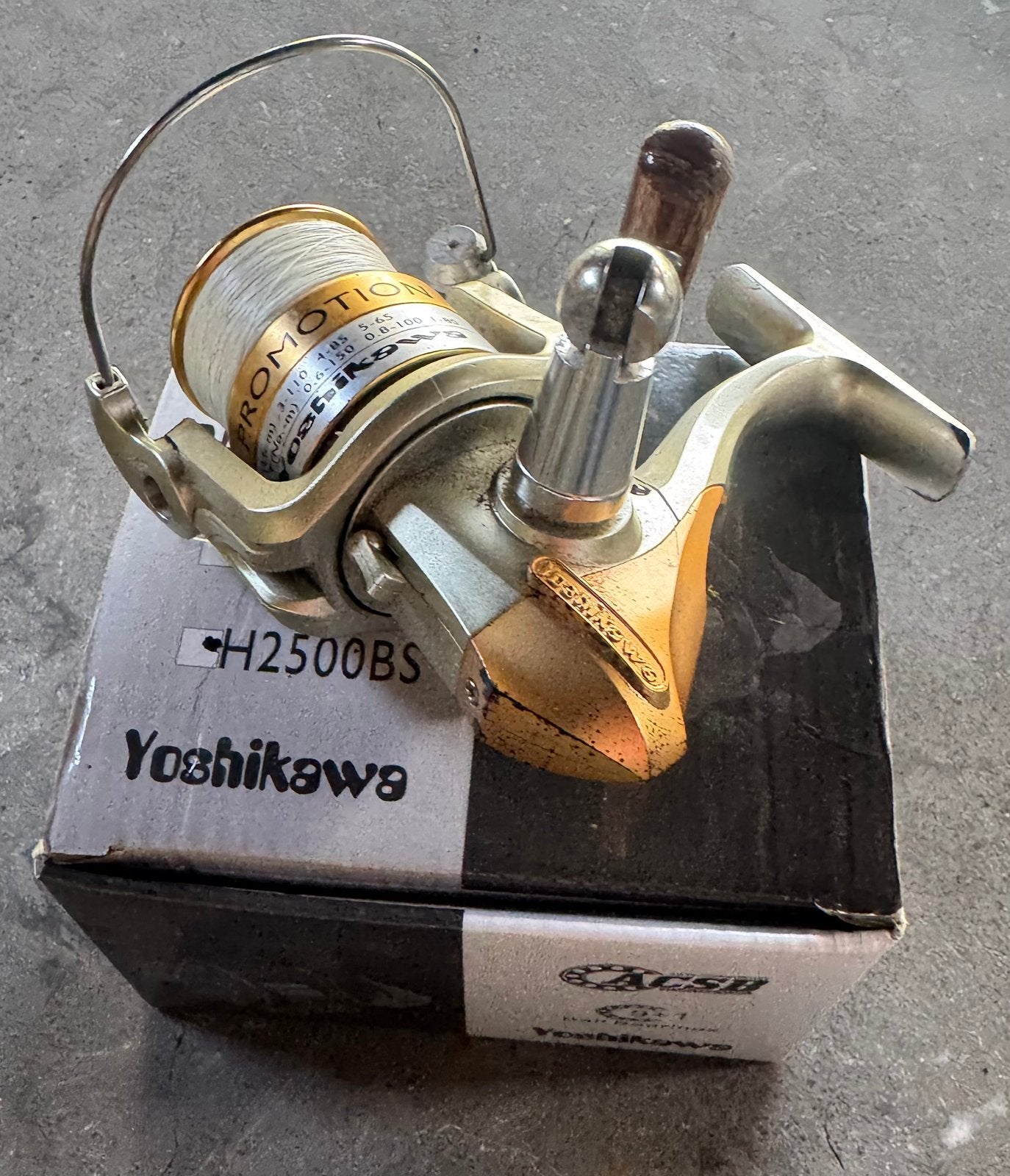 Yoshikawa Promotion H2000 werpmolen met lijn + doos, Ophalen of Verzenden, Gebruikt, Molen