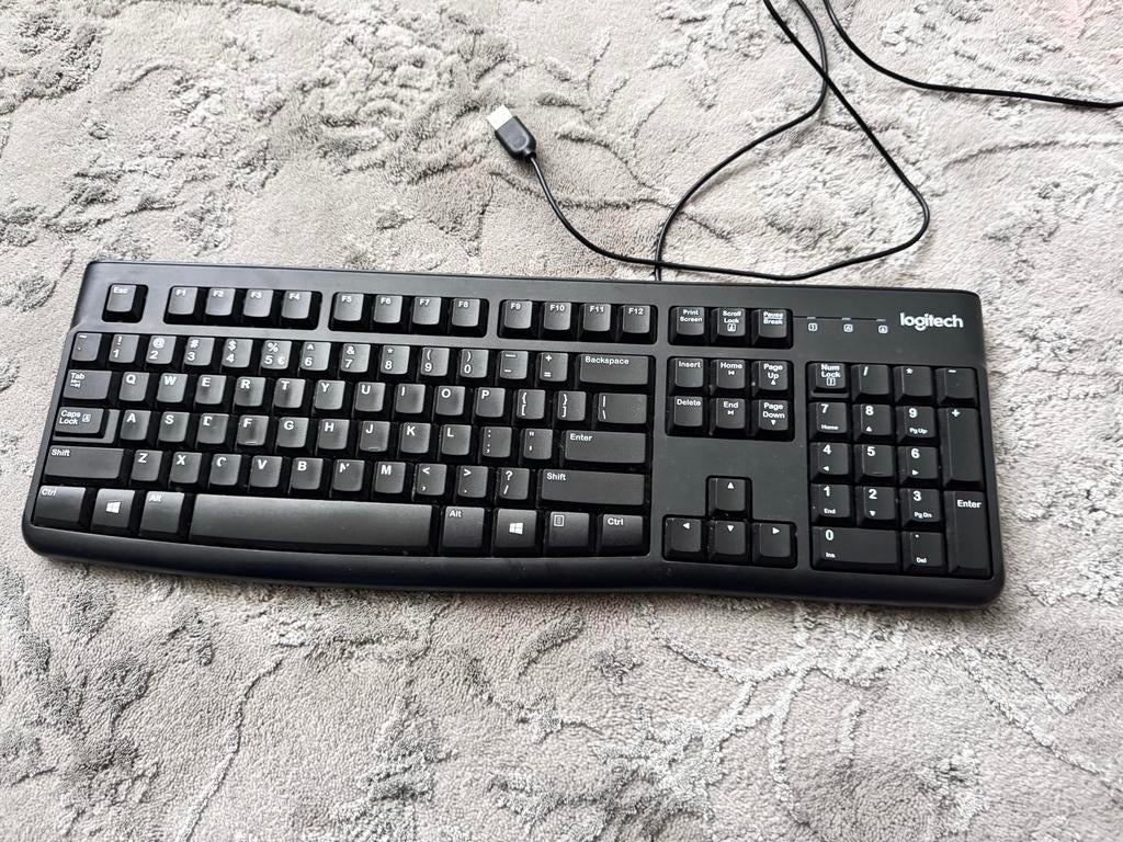 Logitech K120 Bedraad Toetsenbord - QWERTY, Computers en Software, Toetsenborden, Ophalen of Verzenden, Qwerty, Zo goed als nieuw
