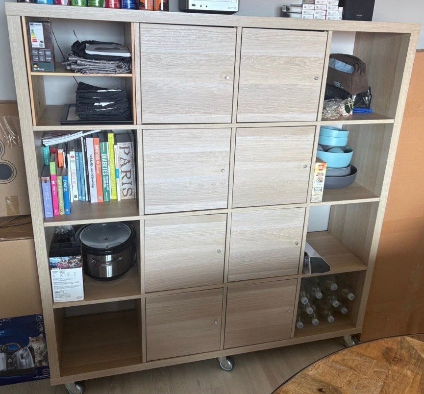 IKEA Kallax kast op wielen met deuren en planken, Gebruikt, 100 tot 150 cm, 100 tot 150 cm, Ophalen of Verzenden