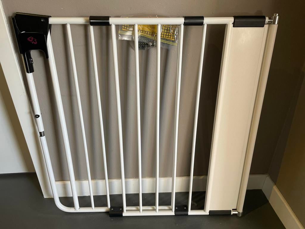 Traphekje A3 safety door - goede staat en verstelbaar, Kinderen en Baby's, Traphekjes, Gebruikt, Schroefhekje, Metaal of IJzer