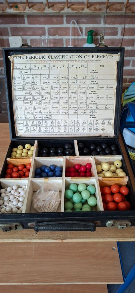 Vintage Molecuul Bouwdoos met Periodiek Systeem, Ophalen
