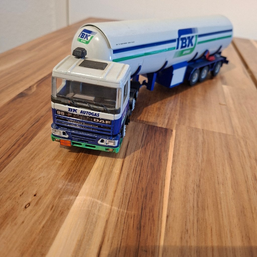 DAF 95,6 X 2 TRUCK BK Autogas Tankwagen model NIEUW STAAT., Hobby en Vrije tijd, Modelauto's | 1:50, Verzenden, Nieuw, Bus of Vrachtwagen