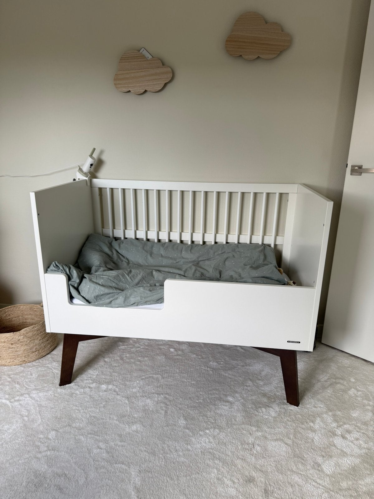 Kidsmill ledikant peuterbed 60x120 walnoot incl aero matras, Kinderen en Baby's, Babywiegjes en Ledikanten, Ophalen, Zo goed als nieuw
