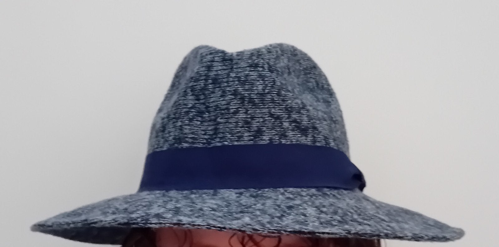 dameshoed blauwgemêleerd, met donkerblauwe band, Kleding | Dames, Hoeden en Petten, Ophalen, Zo goed als nieuw