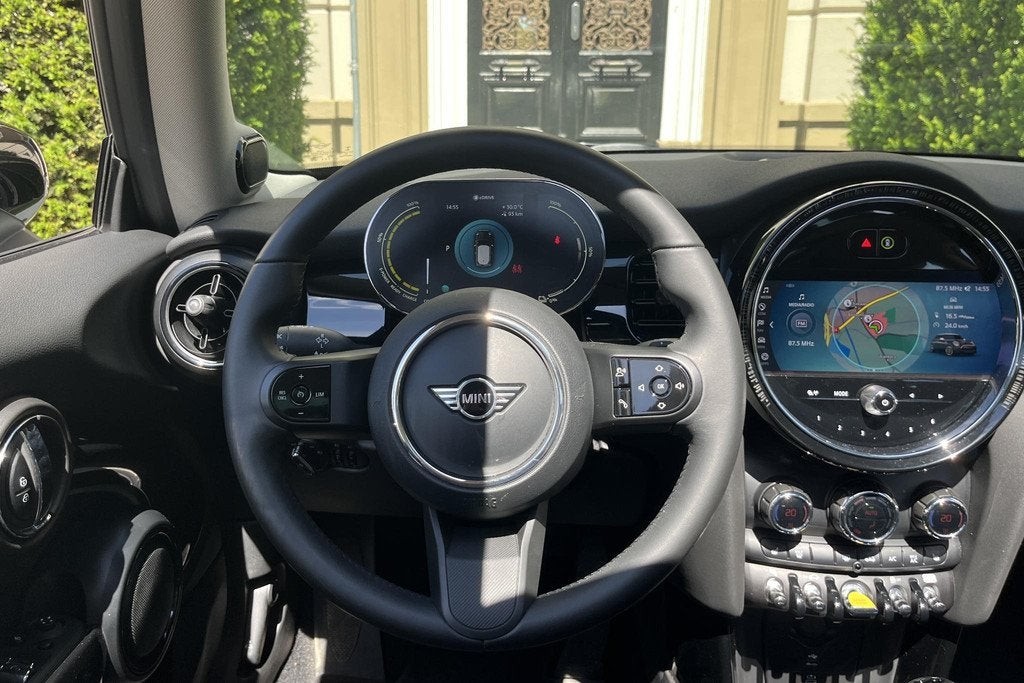 MINI Electric Classic 33 kWh PANO | STOELVERWARMING | CRUISE, Auto's, 12 maanden, Gebruikt, 4 stoelen, Leder en Stof