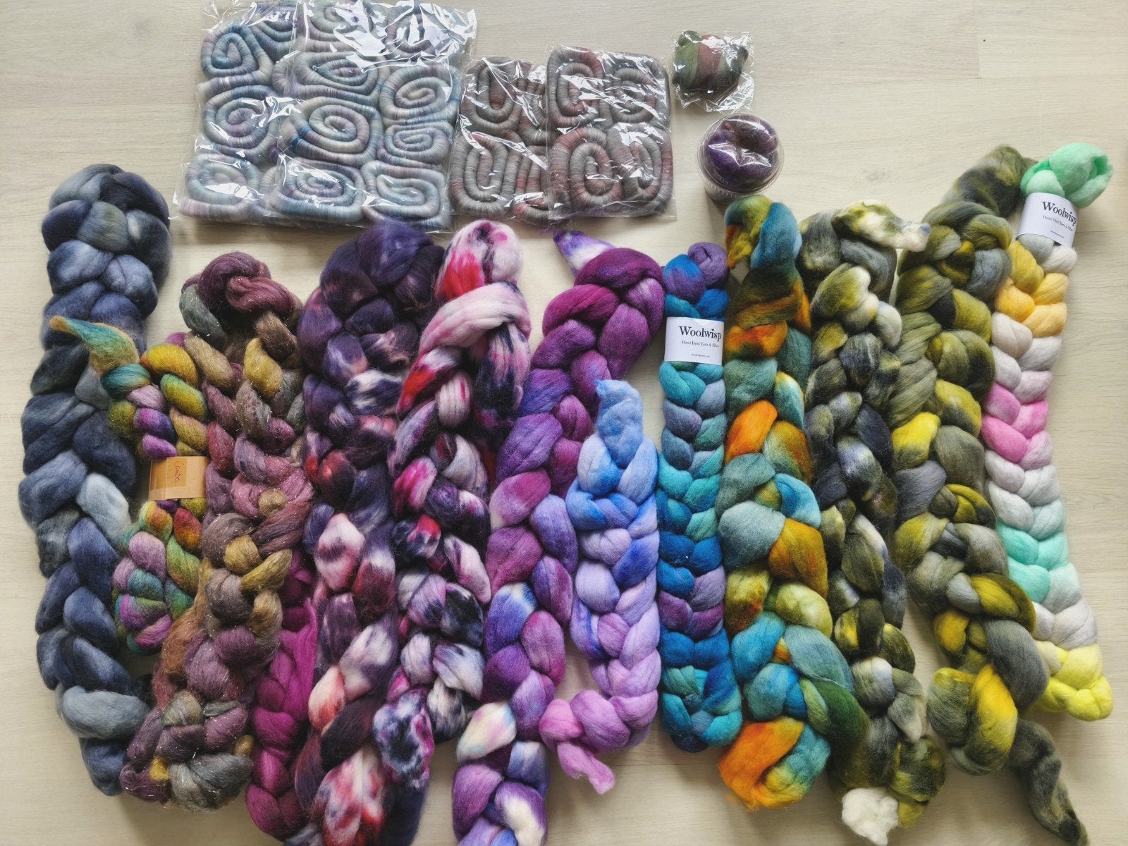 Spinwol 1.3 kilo handgeverfd merino superwash BFL, Ophalen, Nieuw, Spinwol