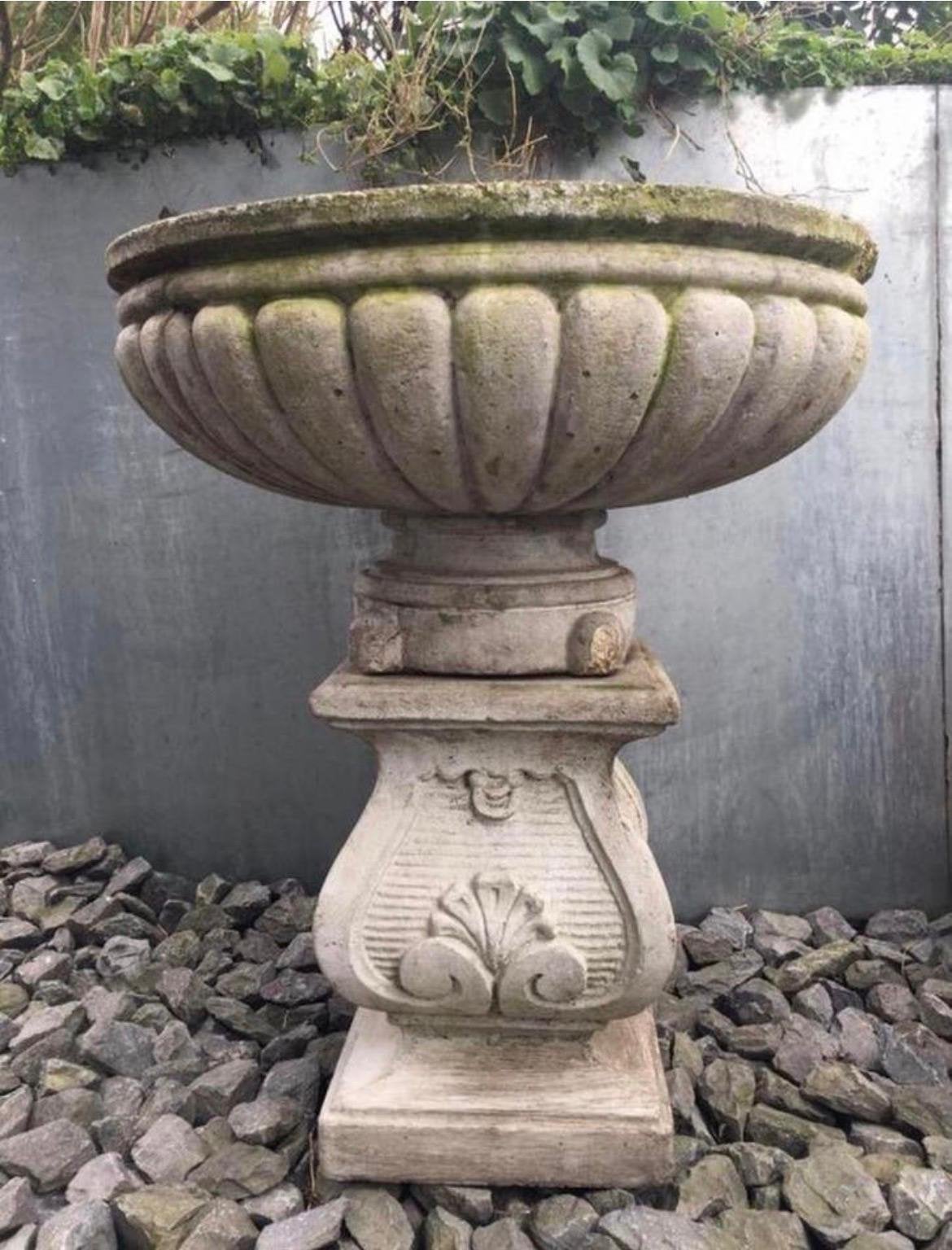 Prachtige antieke unieke stenen bloempot vaas op sokkel, Tuin en Terras, Ophalen, Gebruikt