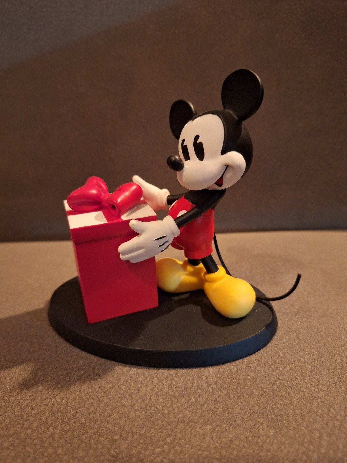 Mickey Mouse beeldje met geschenkdoosje - Disney, Verzamelen, Ophalen, Mickey Mouse, Zo goed als nieuw, Beeldje of Figuurtje