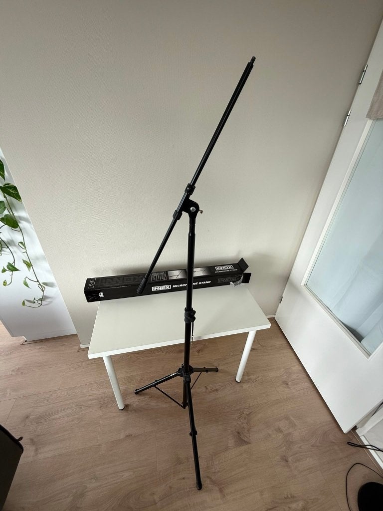 Innox IVA 24 microfoonstatief met hengelarm en doos, Muziek en Instrumenten, Standaards, Ophalen, Zo goed als nieuw, Muziekstandaard