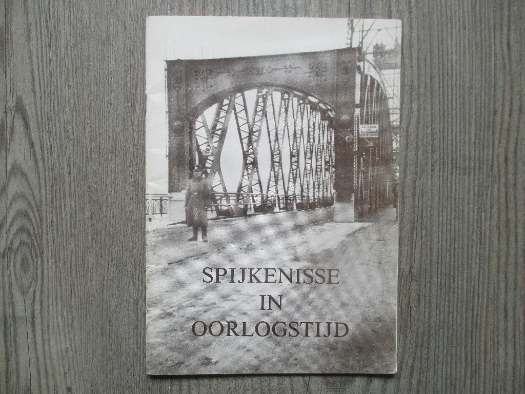 Spijkenisse in oorlogstijd., Ophalen of Verzenden, Zo goed als nieuw