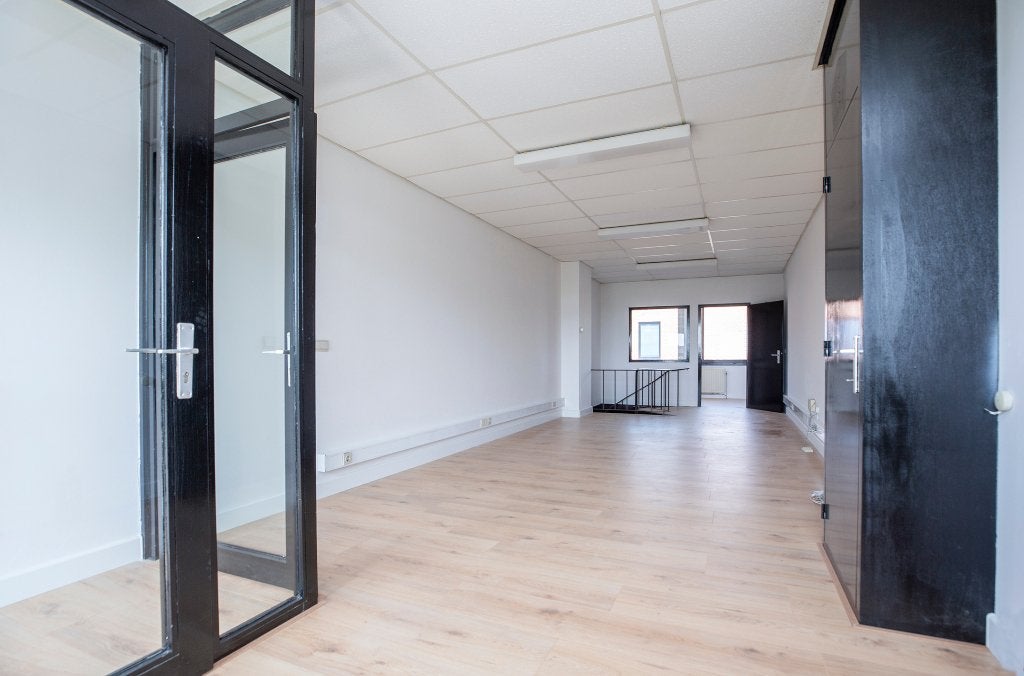 BEDRIJFSUNIT MET KANTOOR OP TOPLOCATIE HAZELDONK BREDA, 90 m², Huur, Bedrijfsruimte
