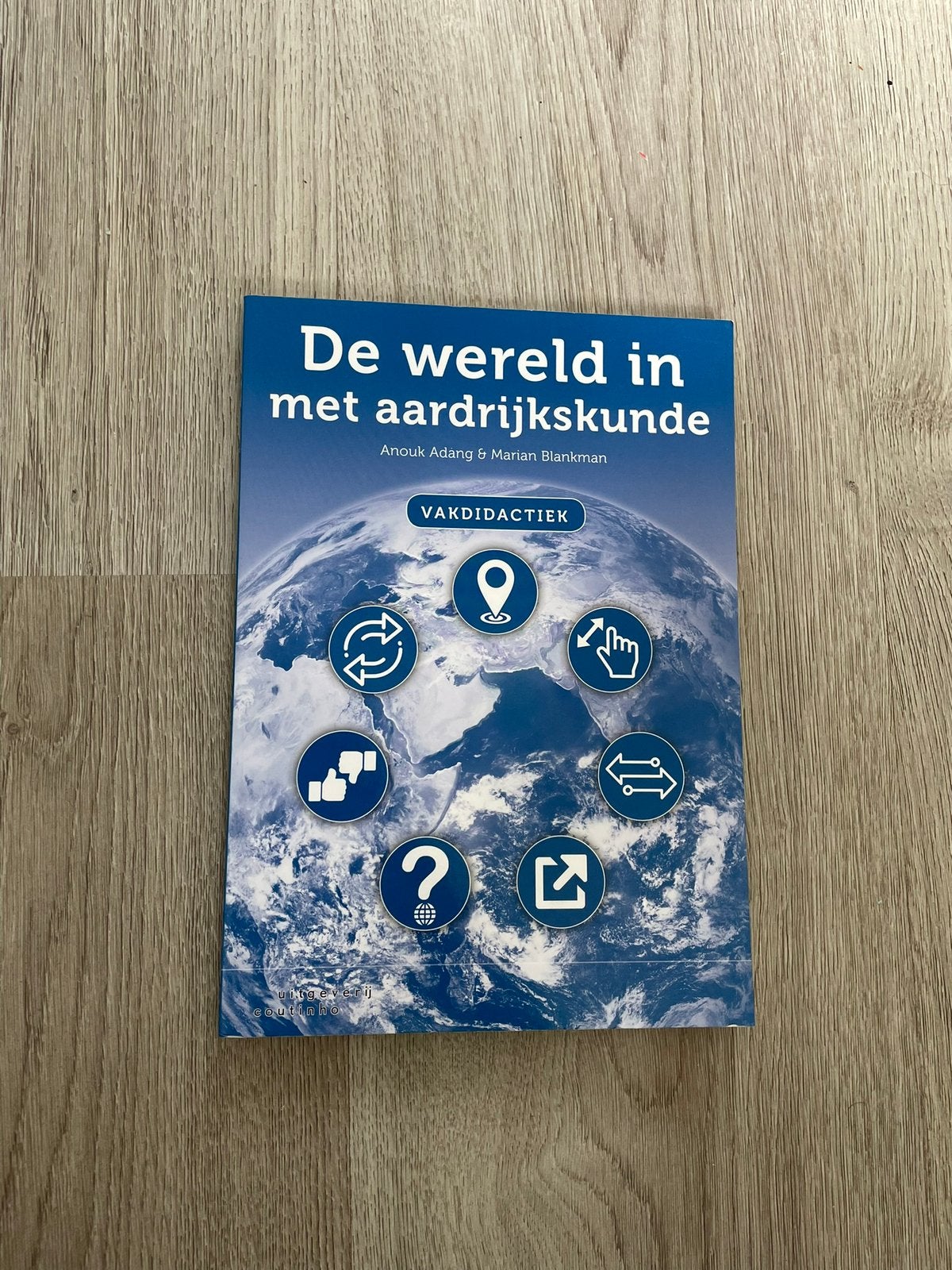 Anouk Adang - De wereld in met aardrijkskunde, Boeken, Anouk Adang; Marian Blankman, Ophalen of Verzenden, Zo goed als nieuw, Natuurwetenschap