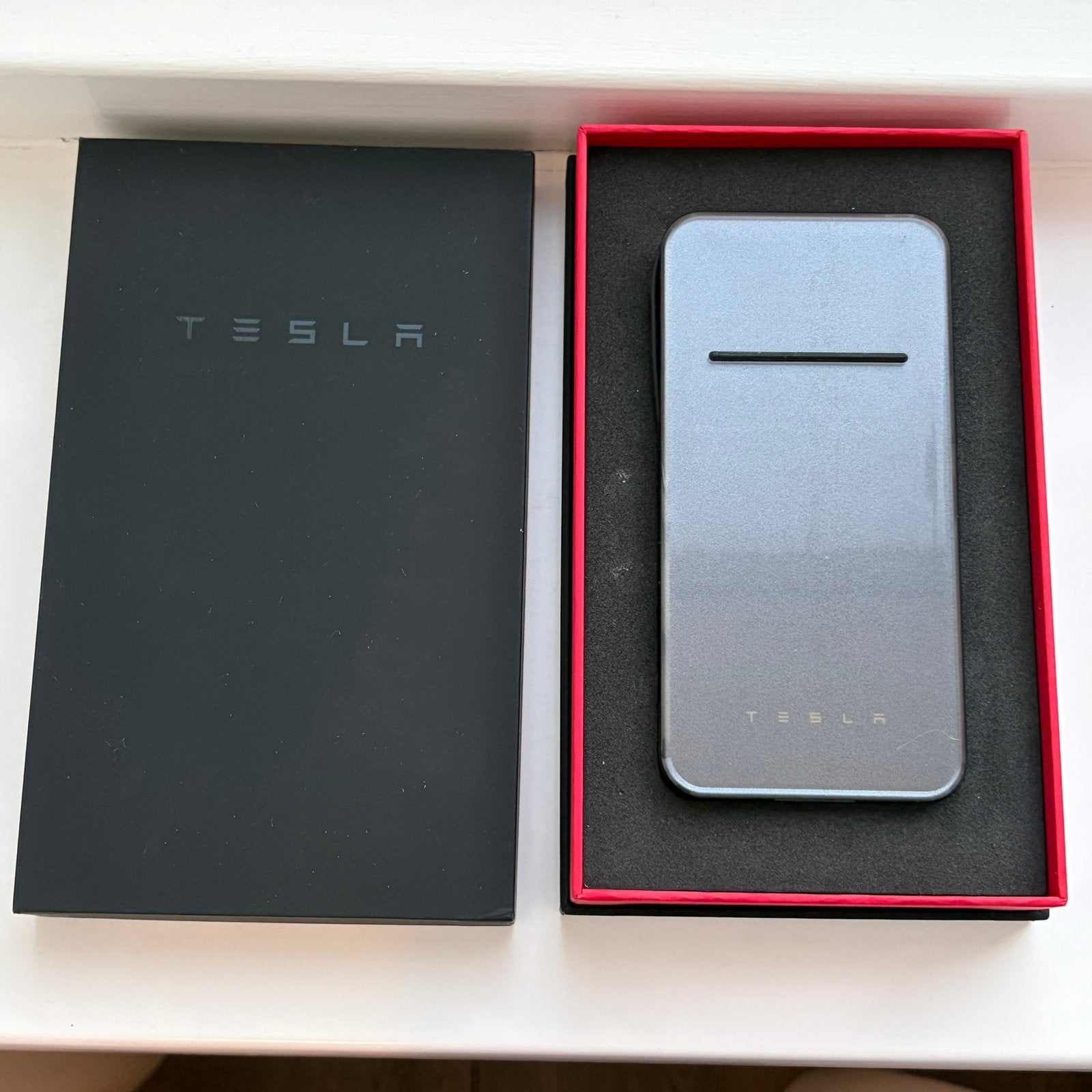 Tesla Draadloze Oplader 2.0 Steel Grey Powerbank, Telecommunicatie, Mobiele telefoons | Telefoon-opladers, Lightning, Draadloze oplader