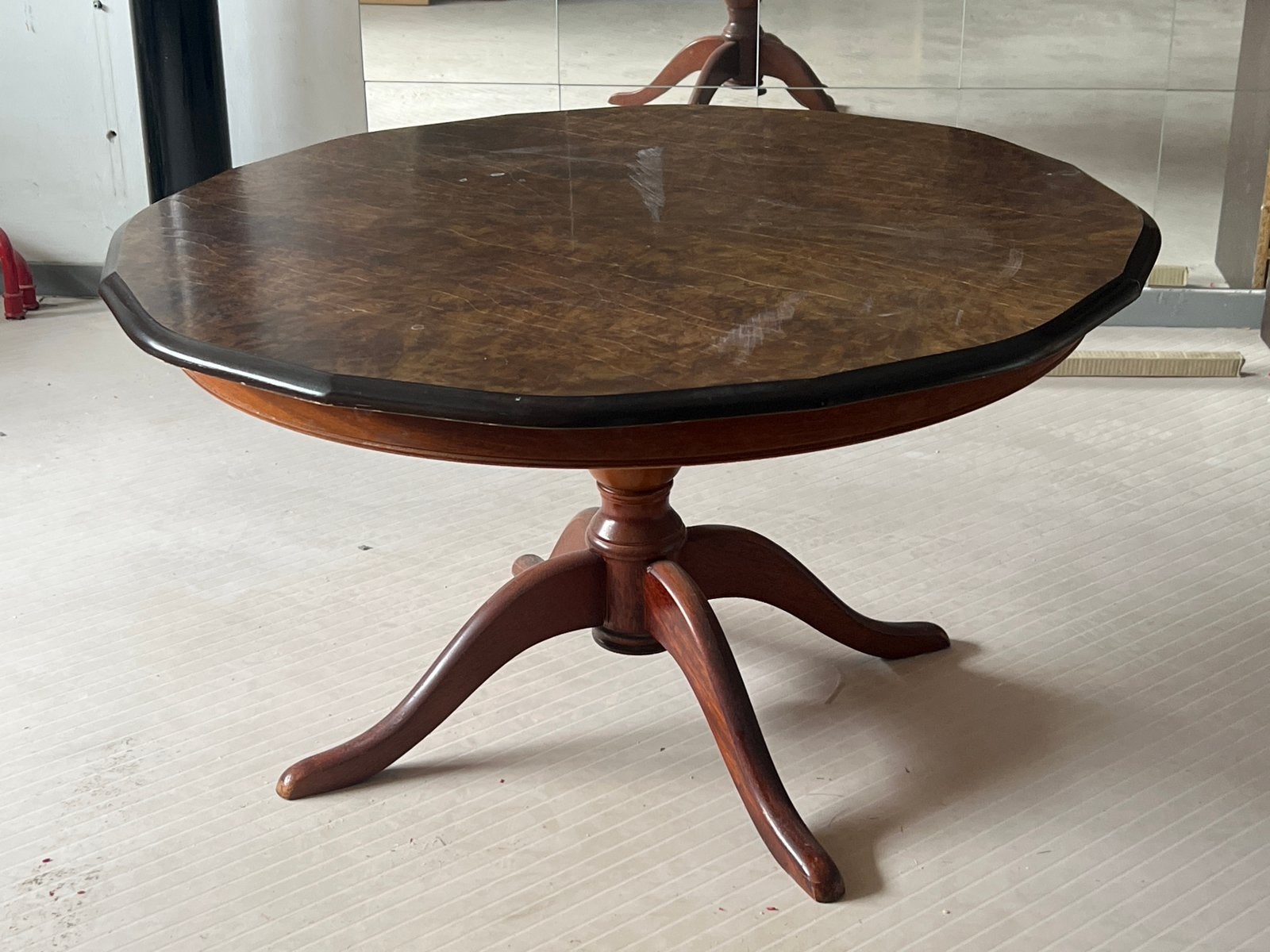 Antieke ronde salontafel met uniek blad, Ophalen