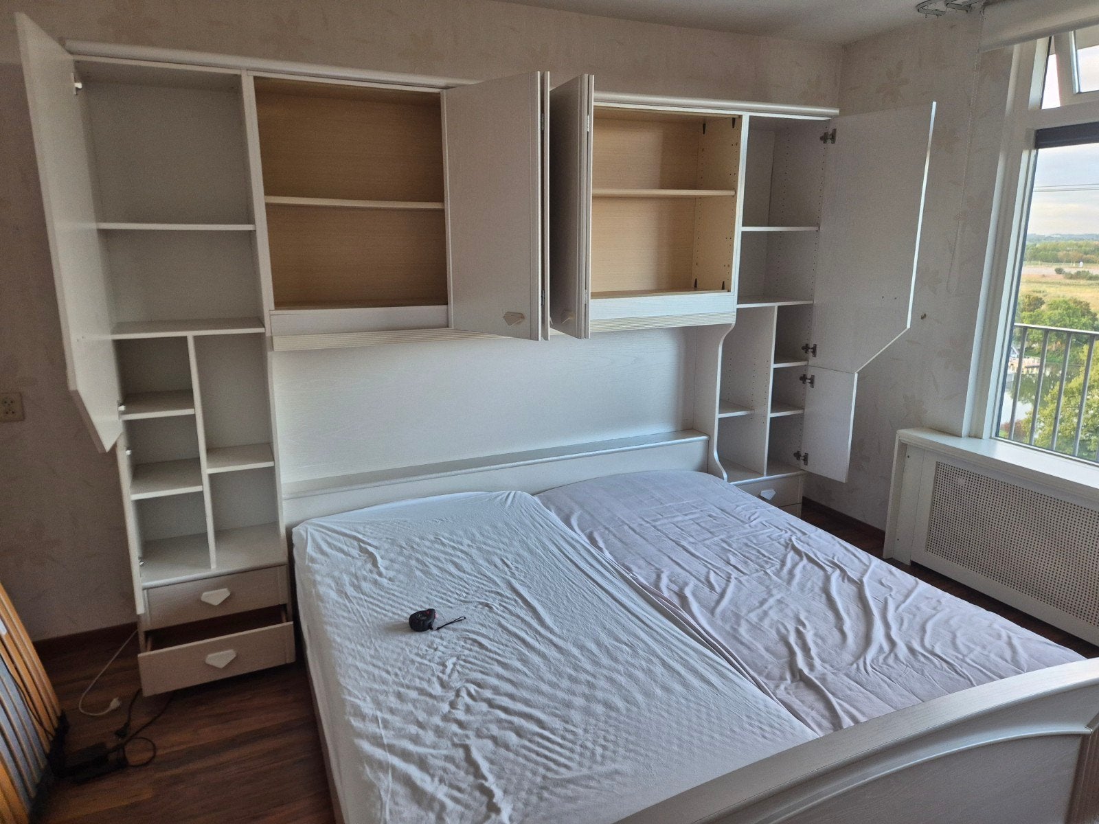 Gratis tweepersoonsbed met ombouw - Ophalen Maastricht, Huis en Inrichting, Ophalen, Gebruikt, Tweepersoons, Hout