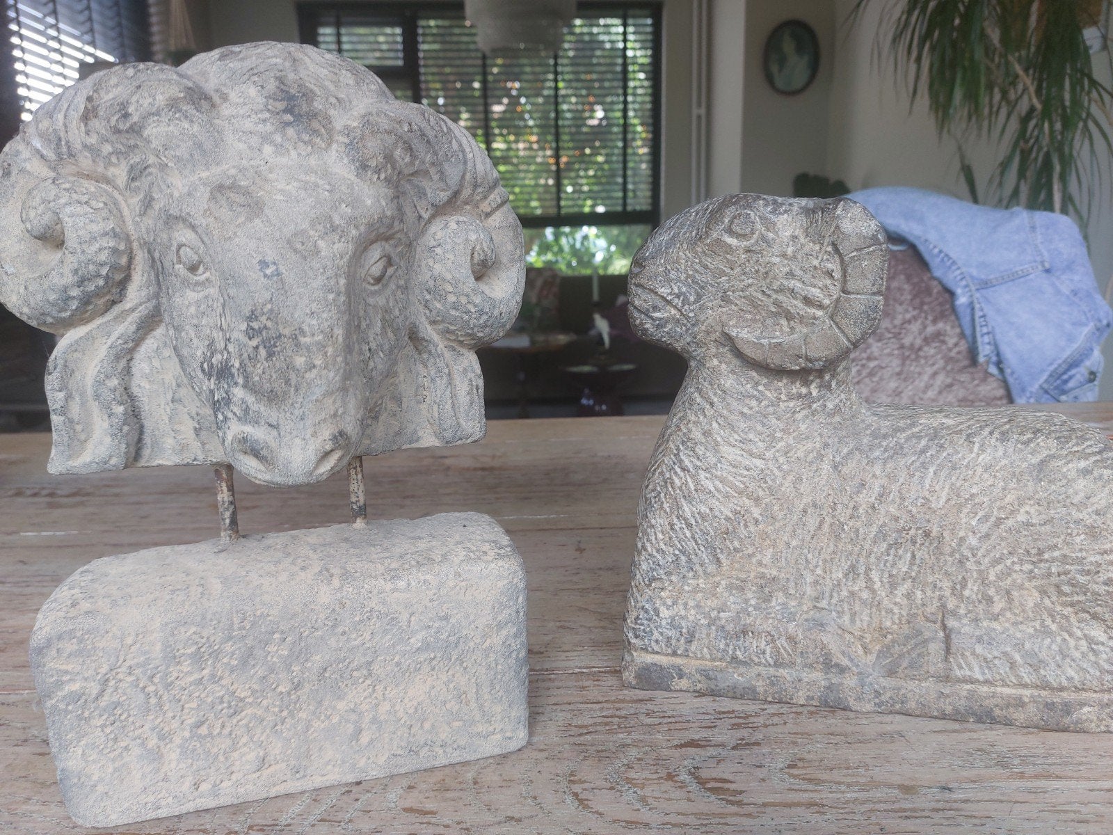 Decoratieve Rammen - Steen - sober - stoer, Antiek en Kunst, Kunst | Beelden en Houtsnijwerken, Beeld, Steen of Keramiek, Zoogdier