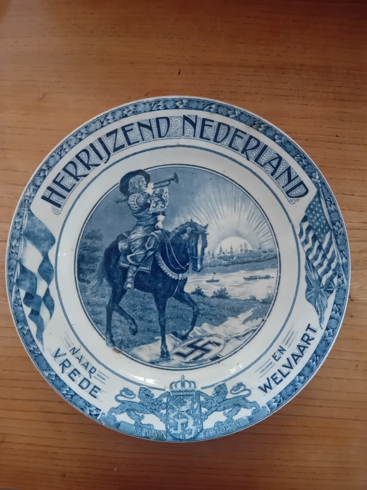 Historisch Delfts Blauw bord 'Herrijzend Nederland', Ophalen