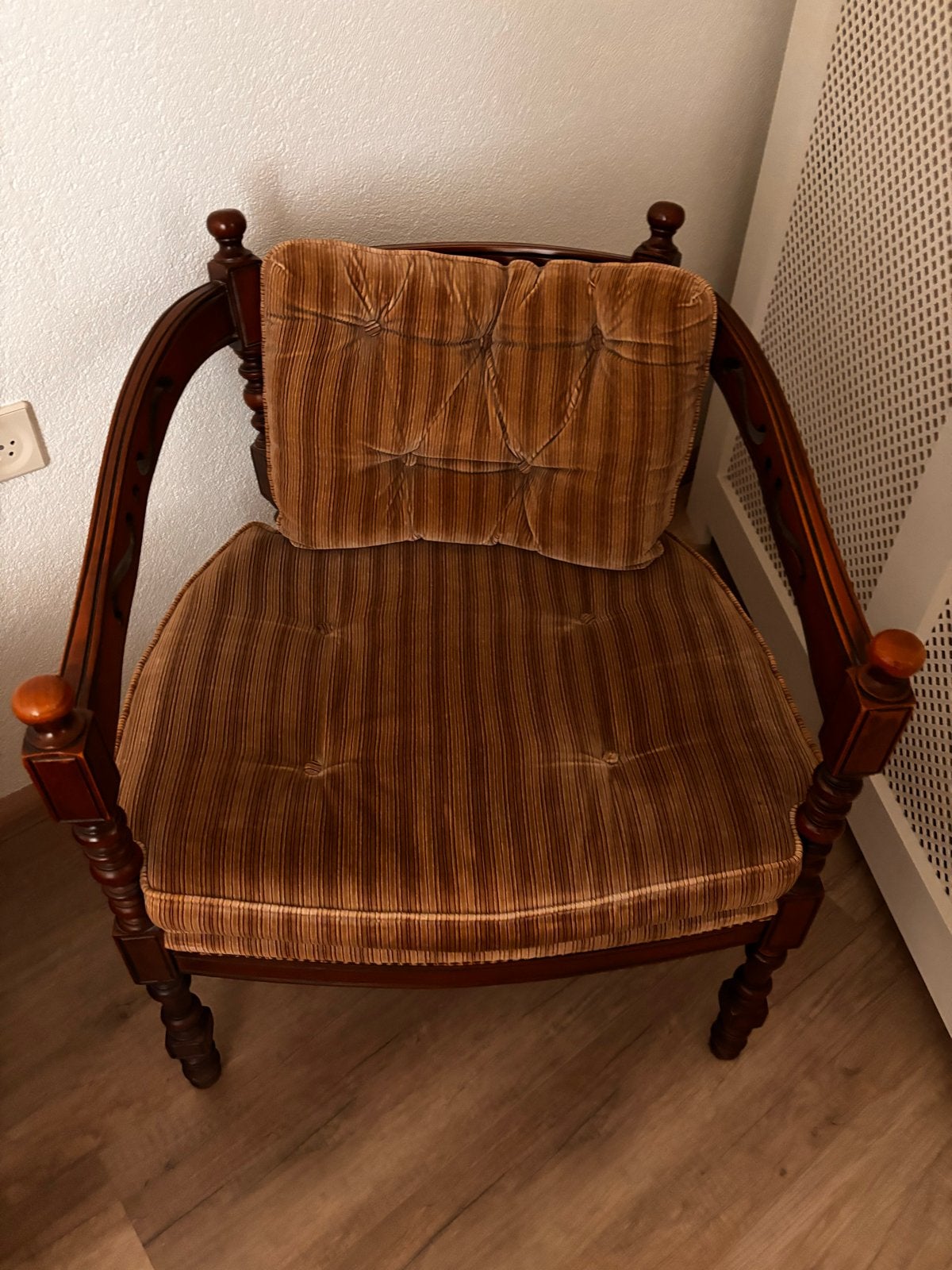 Antieke houten stoel met gestreepte kussens, Ophalen