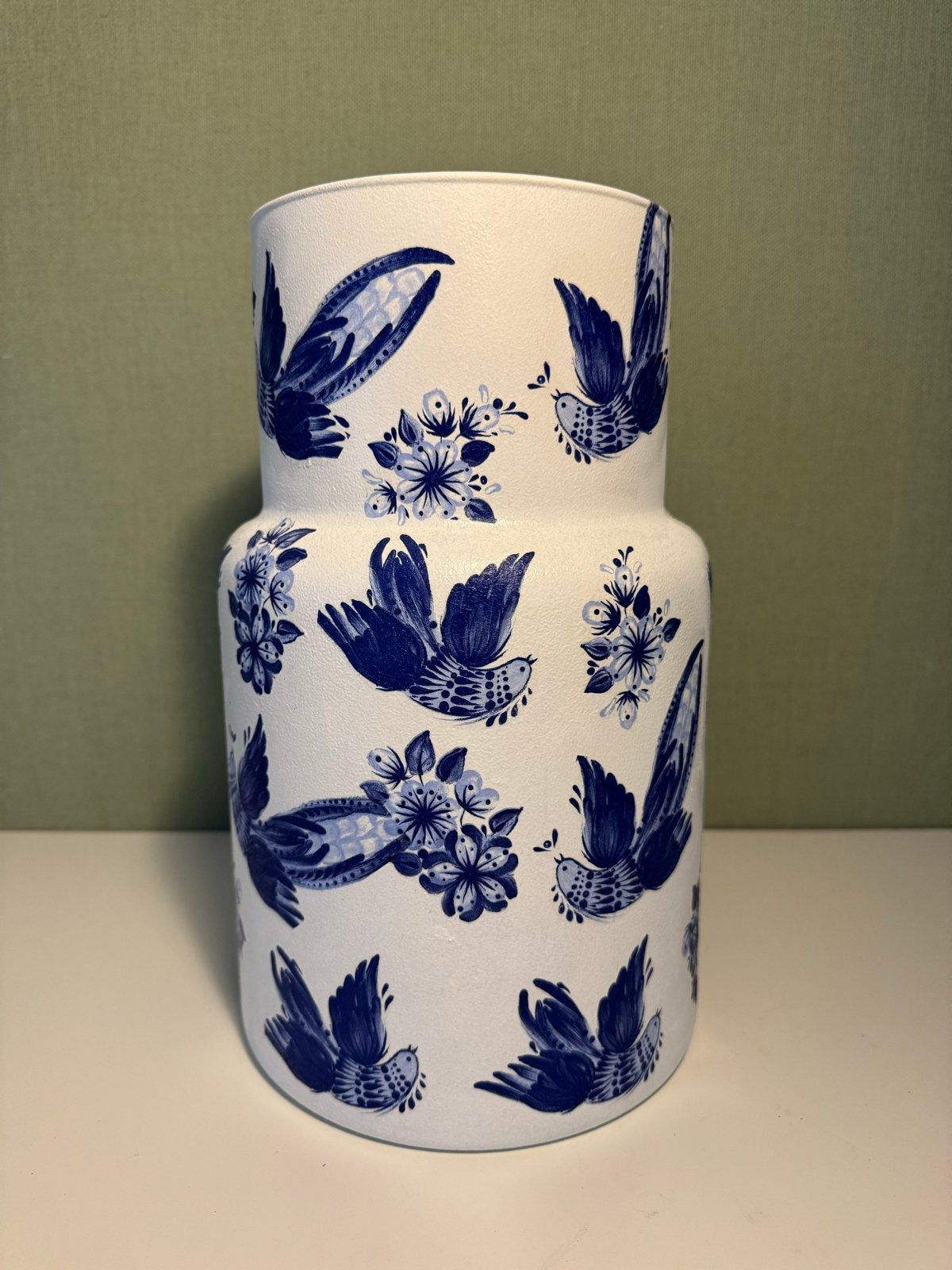 Witte vaas met blauwe vogels en bloemen, Ophalen, Nieuw, Glas, Geschikt voor droogbloemen