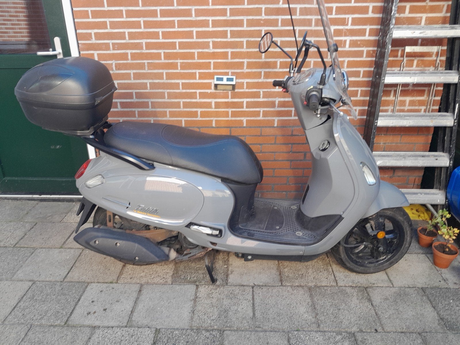 Grijze Sym Fiddle scooter, Ophalen, Gebruikt, Maximaal 45 km/u, 49 cc