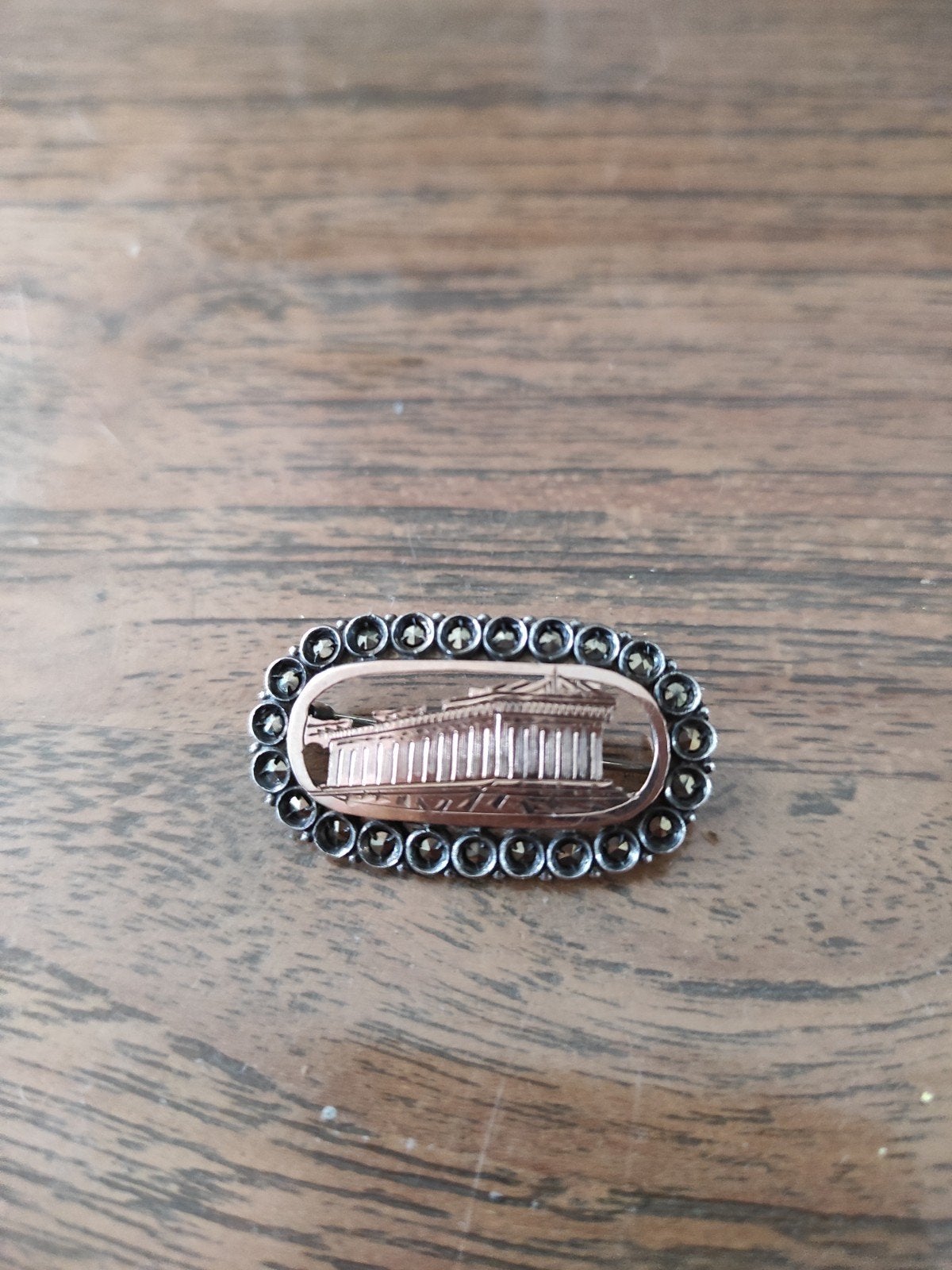 Antieke Zilveren Broche met Gebouw Reliëf, Met kristal, Gebruikt, Minder dan 4 cm, Ophalen of Verzenden