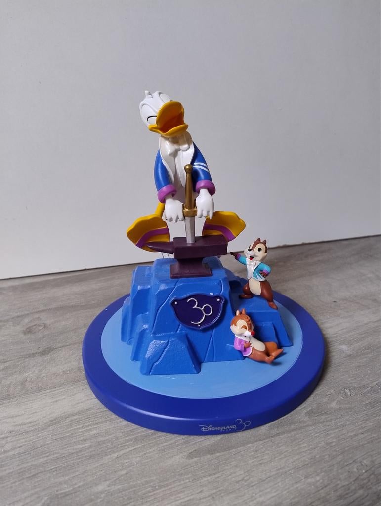 Beeld Donald Duck met knabbel en babbel, 30 jaar Disneyland, Verzamelen, Ophalen of Verzenden, Donald Duck, Nieuw, Beeldje of Figuurtje
