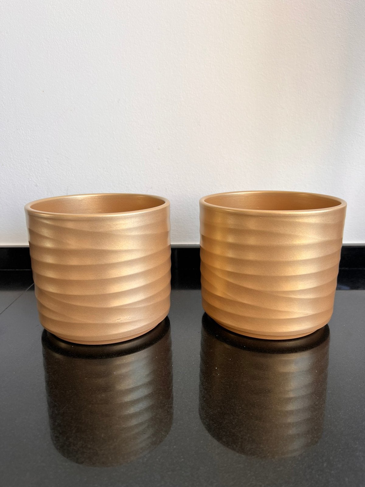2X BLOEMPOT -GOUDKLEURIG- 15CM HOOG - 16,5CM DOORSNEDE- PPST, Ophalen, Rond, Zo goed als nieuw, Aardewerk