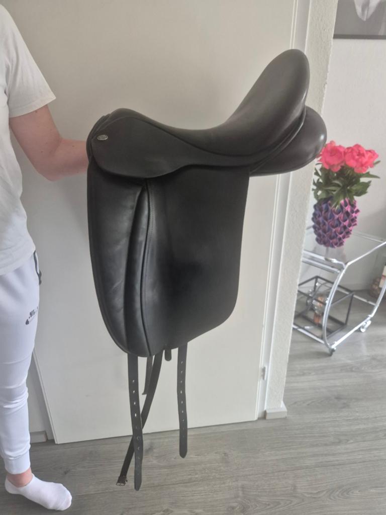 Hulsebos dressuurzadel 17,5 inch, Dieren en Toebehoren, Paarden en Pony's | Zadels, Ophalen of Verzenden, Zo goed als nieuw, Dressuur