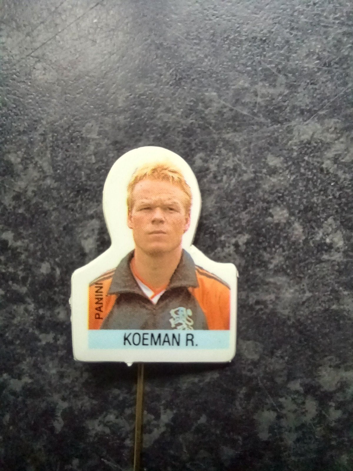 Speldje Ronald Koeman (Panini sport voetbal), Verzamelen, Speldjes, Pins en Buttons, Ophalen, Gebruikt, Sport, Speldje of Pin