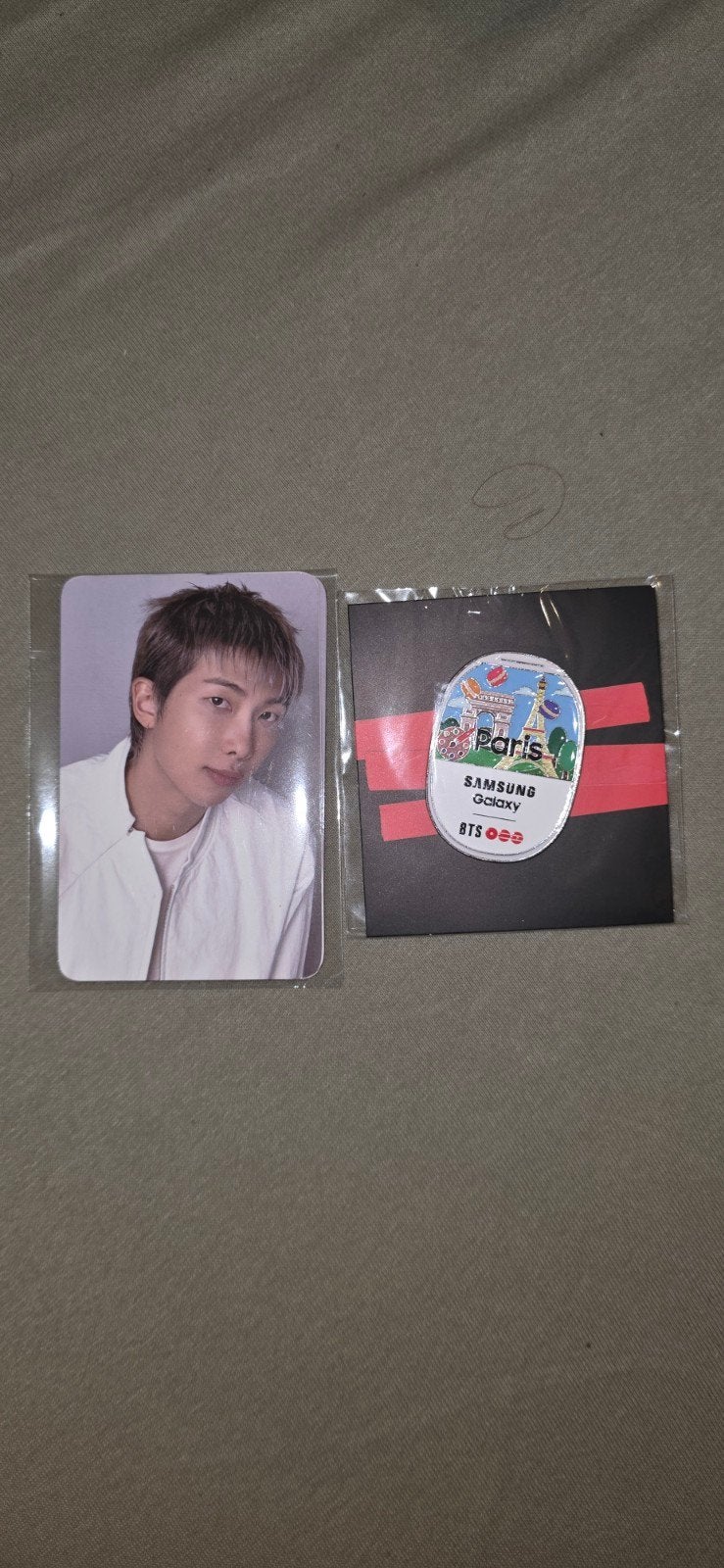 BTS army zone Parijs Photocard set + Samsung pin, Ophalen of Verzenden, Zo goed als nieuw, Foto of Kaart