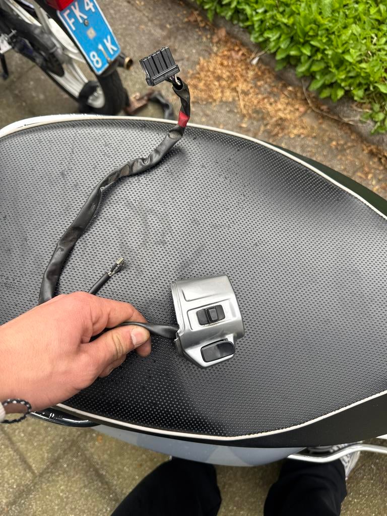 Stuurschakelaar Vespa Primavera rechts - start werkt, Ophalen of Verzenden, Gebruikt, Overige typen, Vespa