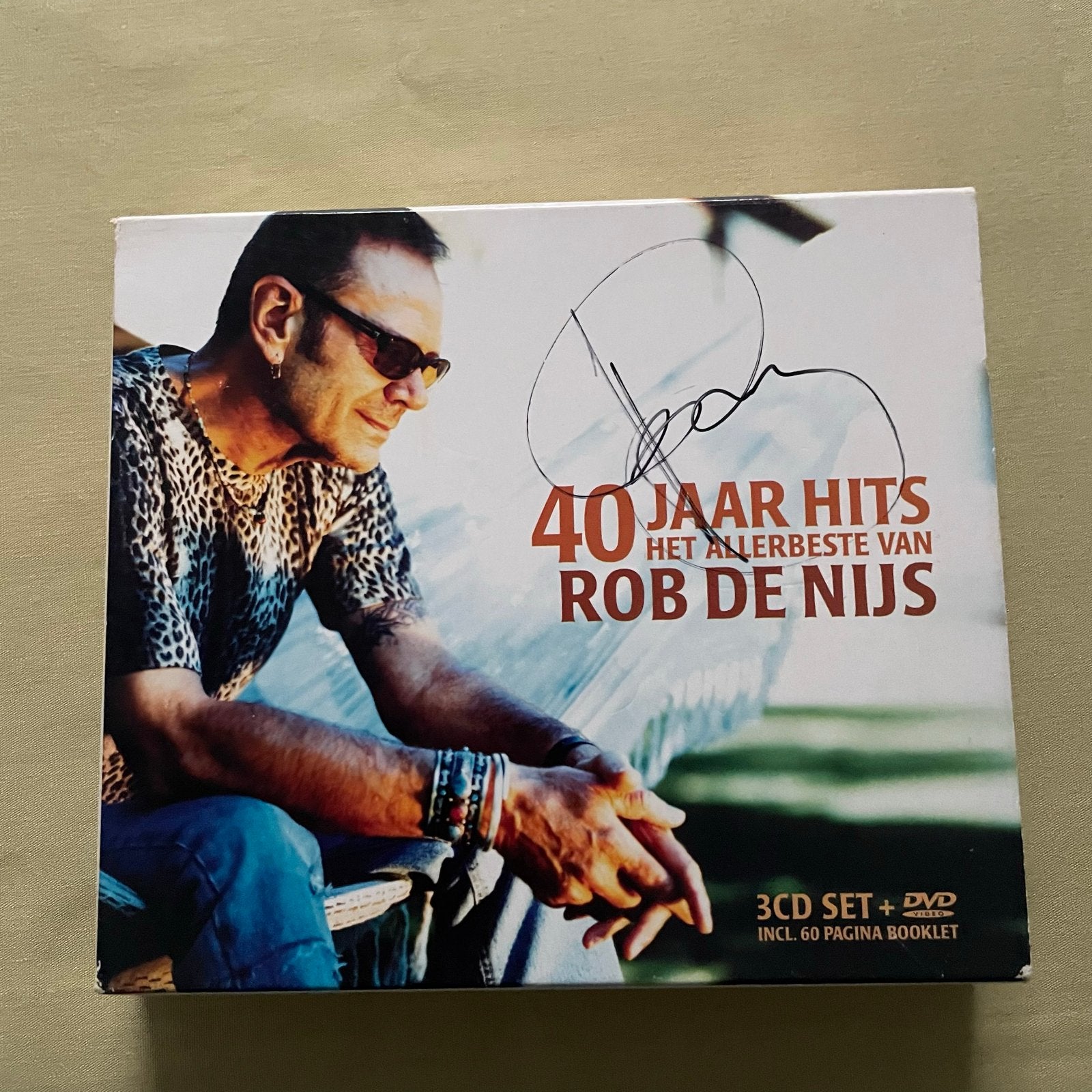 Rob de Nijs - 40 Jaar Hits (3CD + DVD Boxset, gesigneerd), Boxset, Verzenden, Zo goed als nieuw, Inclusief boekje
