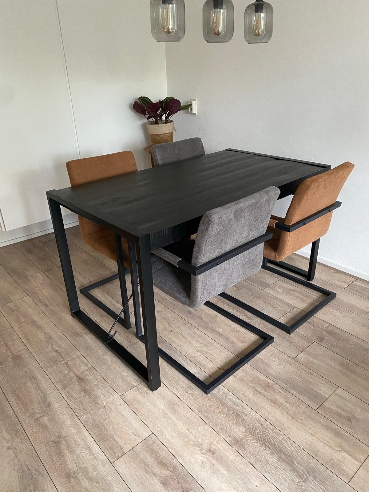 Eettafel 140x80 met 4 eetkamerstoelen | Cognac & Antraciet