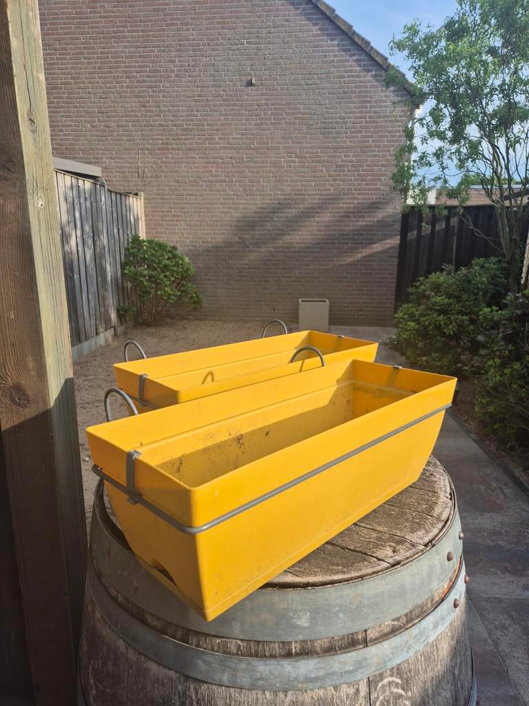 Gele bloembakken met metalen beugels (set van 2), Ophalen, Kunststof, Gebruikt, Minder dan 30 cm