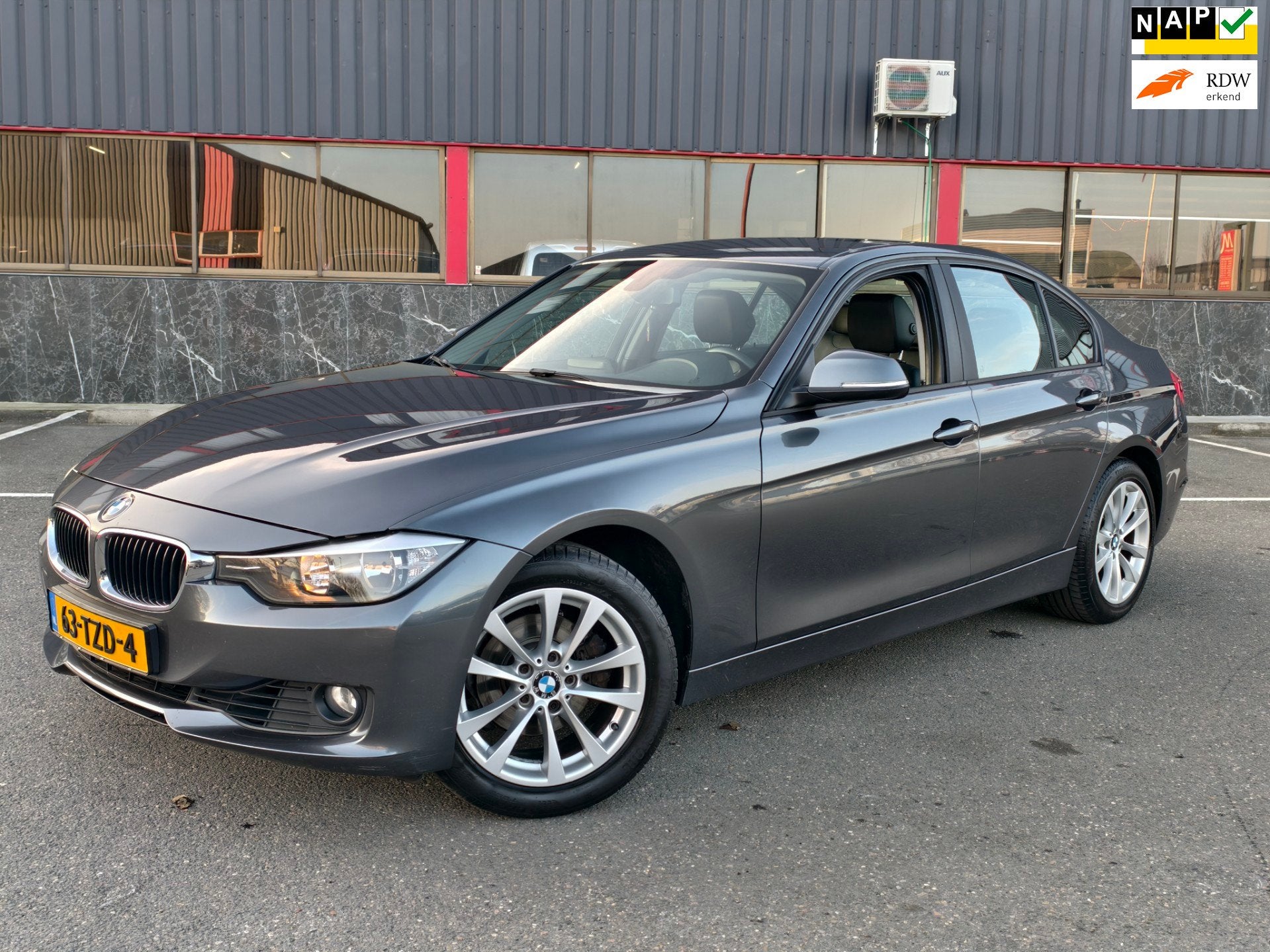 BMW 3-serie 320i High Executive / NAP / AUTOMAAT / LEER / OH, Auto's, Automaat, Euro 5, Achterwielaandrijving, Gebruikt