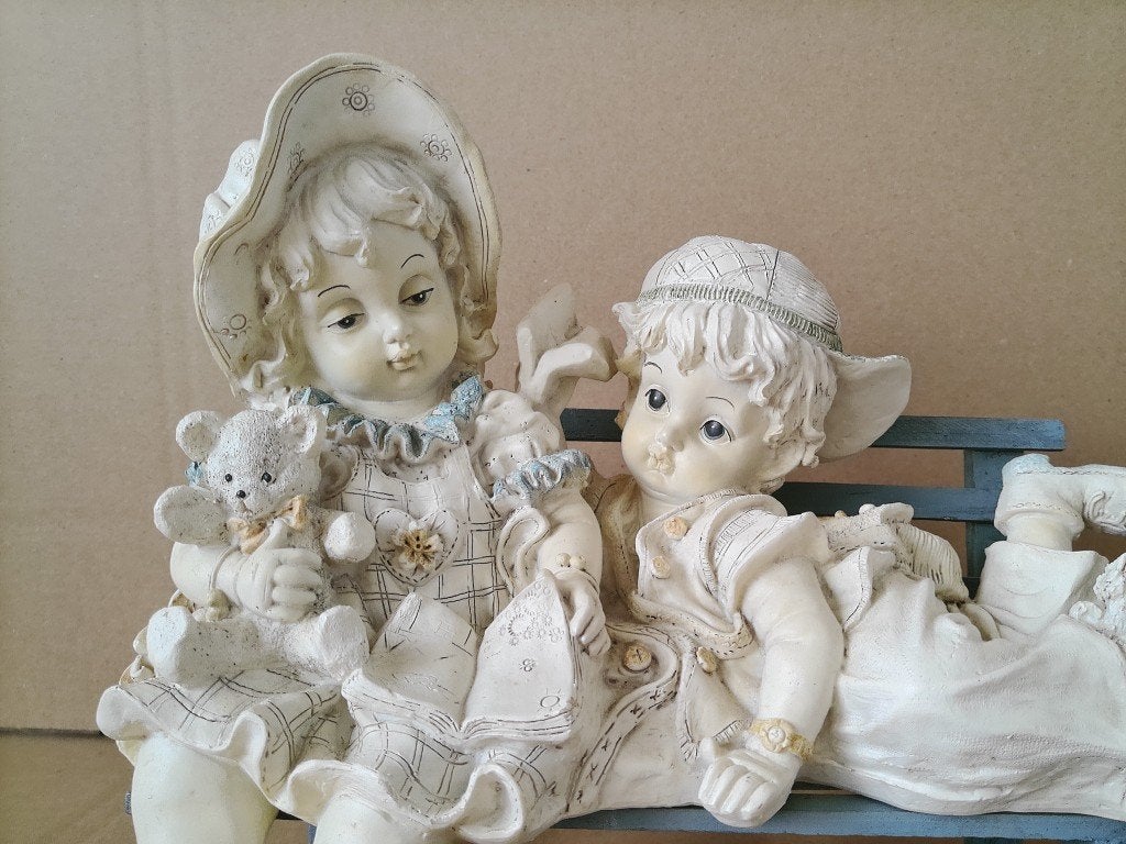 Curiosa beeld jongen en meisje lezend op bank bankje 24cm, Ophalen of Verzenden
