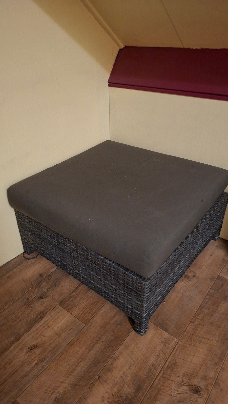 Comfortabele rotan poef met kussen, Huis en Inrichting, Banken | Voetenbanken en Poefen, Ophalen, Gebruikt, Modern, Lounge, Vierkant