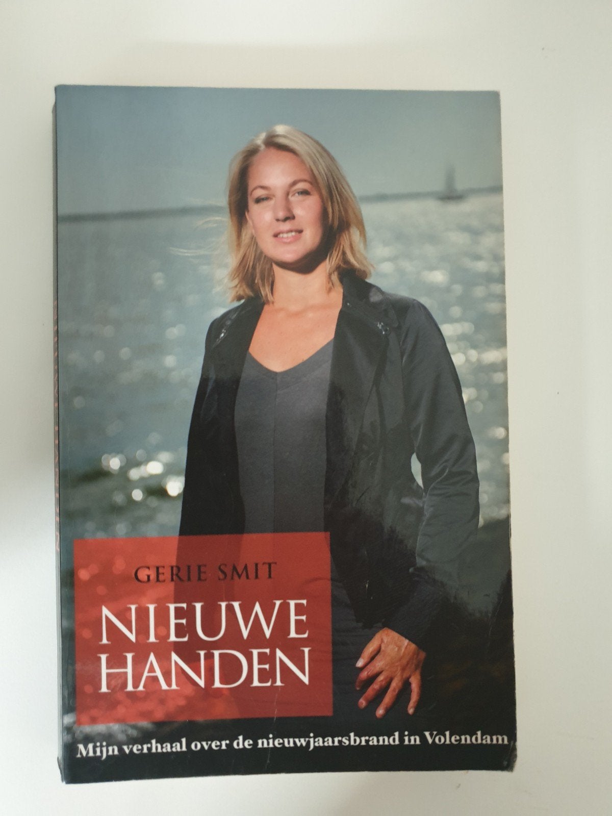 Gerie Smit - Nieuwe Handen Mijn verhaal over de nieuwjaarsbr, Boeken, Ophalen of Verzenden, Gelezen, Gerie Smit