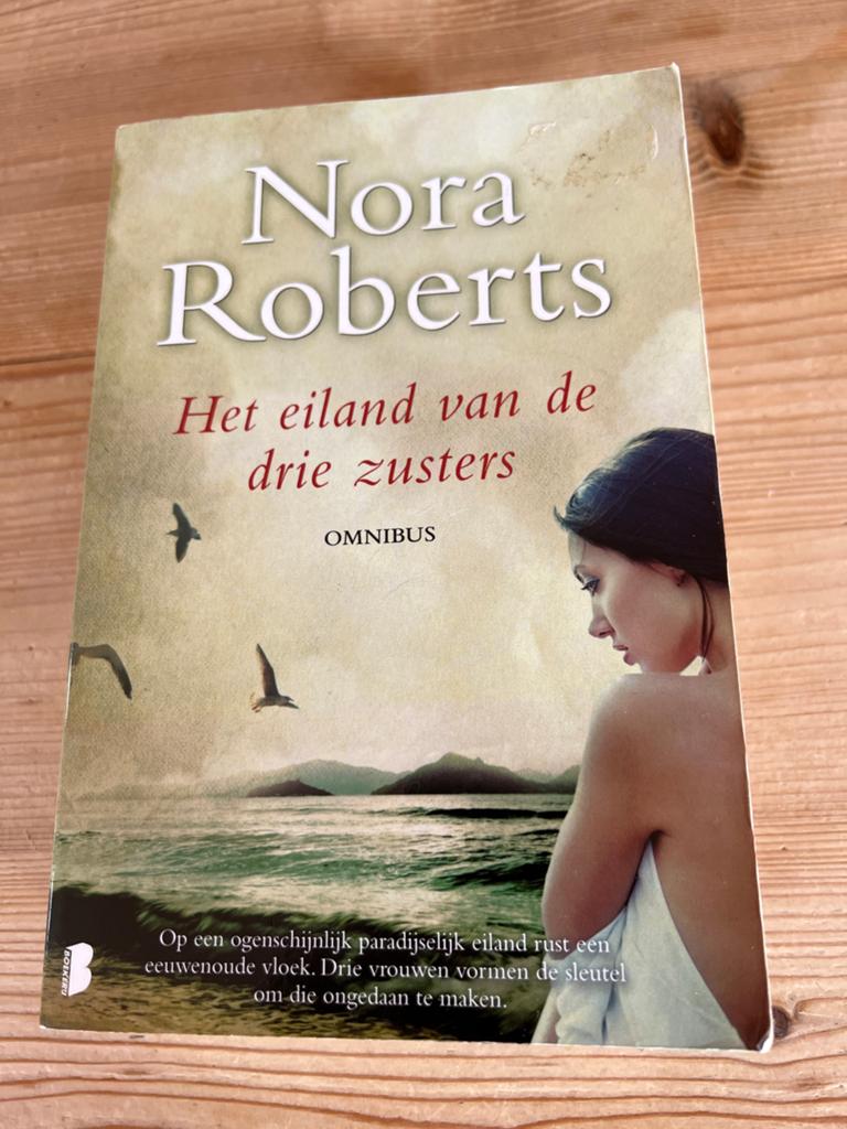 Nora Roberts - Het eiland van de drie zusters (Omnibus), Boeken, Ophalen of Verzenden, Gelezen, Nederland
